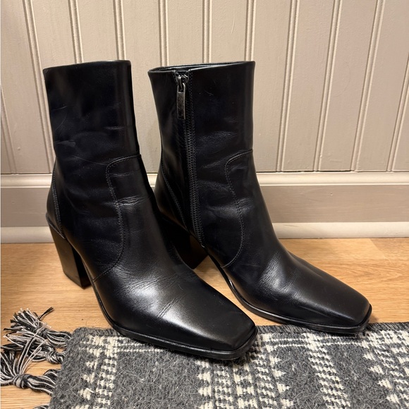 Thursday Boot Company Shoes - Thursday SoHo Zip Black sz 9